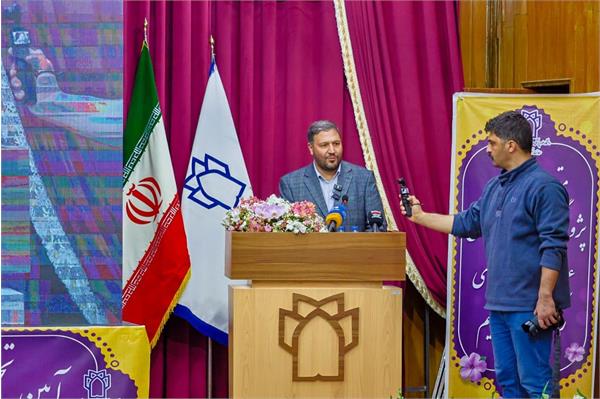 نماینده مردم کرمانشاه در مجلس شورای اسلامی در مراسم تجلیل از پژوهشگران و فناوران دانشگاه علوم پزشکی کرمانشاه